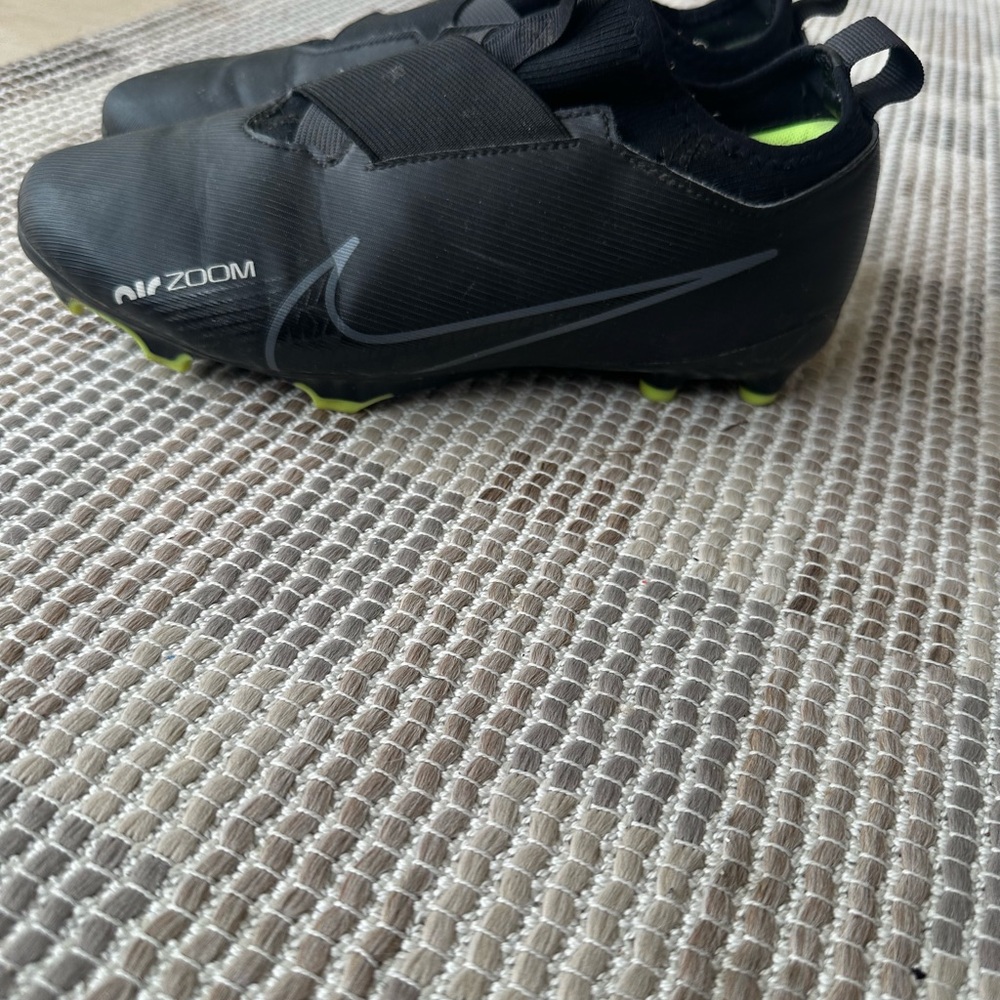 Boys Nike air zoom soccer cleats
